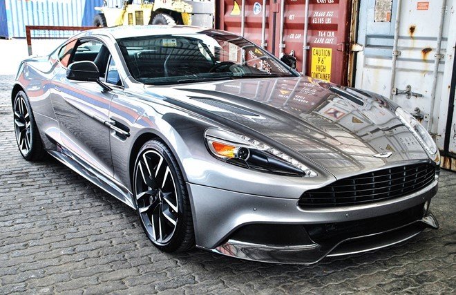 Tính đến thời điểm này, tại Việt Nam đã có tới 4 chiếc  Aston Martin Vanquish được nhập về và một số đã ra biển trắng và lăn bánh. Chiếc đầu tiên màu bạc, chiếc thứ 2 màu trắng,chiếc thứ 3 màu xanh xám và chiếc thứ 4 màu xám bút chì.